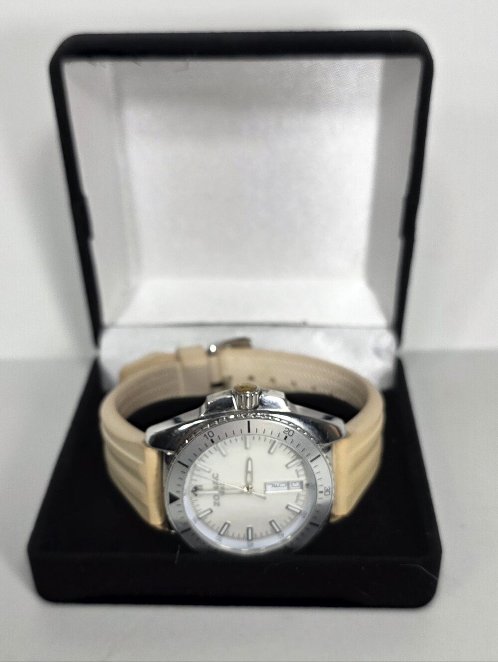 Zodiac Speed Dragon Beige Rubber Strap Watch with Silver Case Men's Watch French